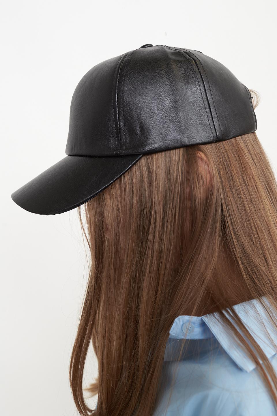 Cappello effetto pelle con visiera nero - Autunno - Inverno 2025 | Brend