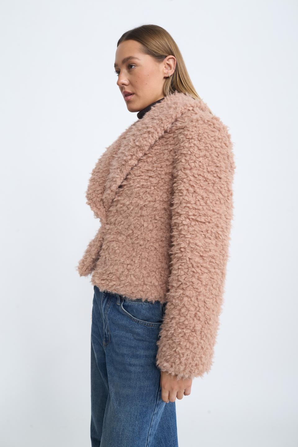 Cappottino effetto Teddy rosa - Autunno - Inverno 2025 | Brend