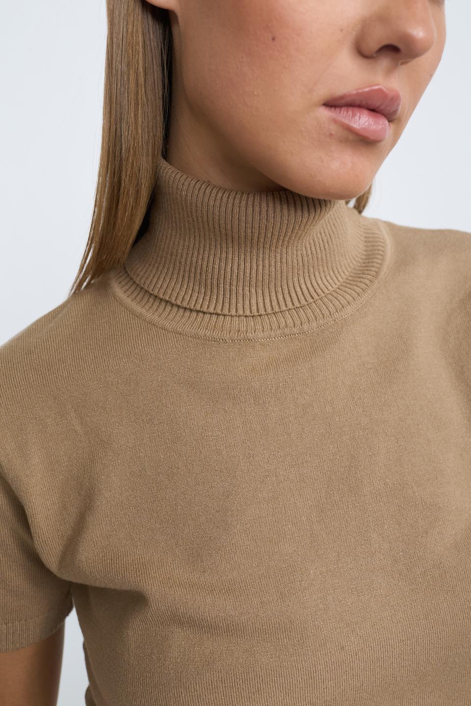 Maglia collo alto mezza manica mandorla - Autunno - Inverno 2025 | Brend
