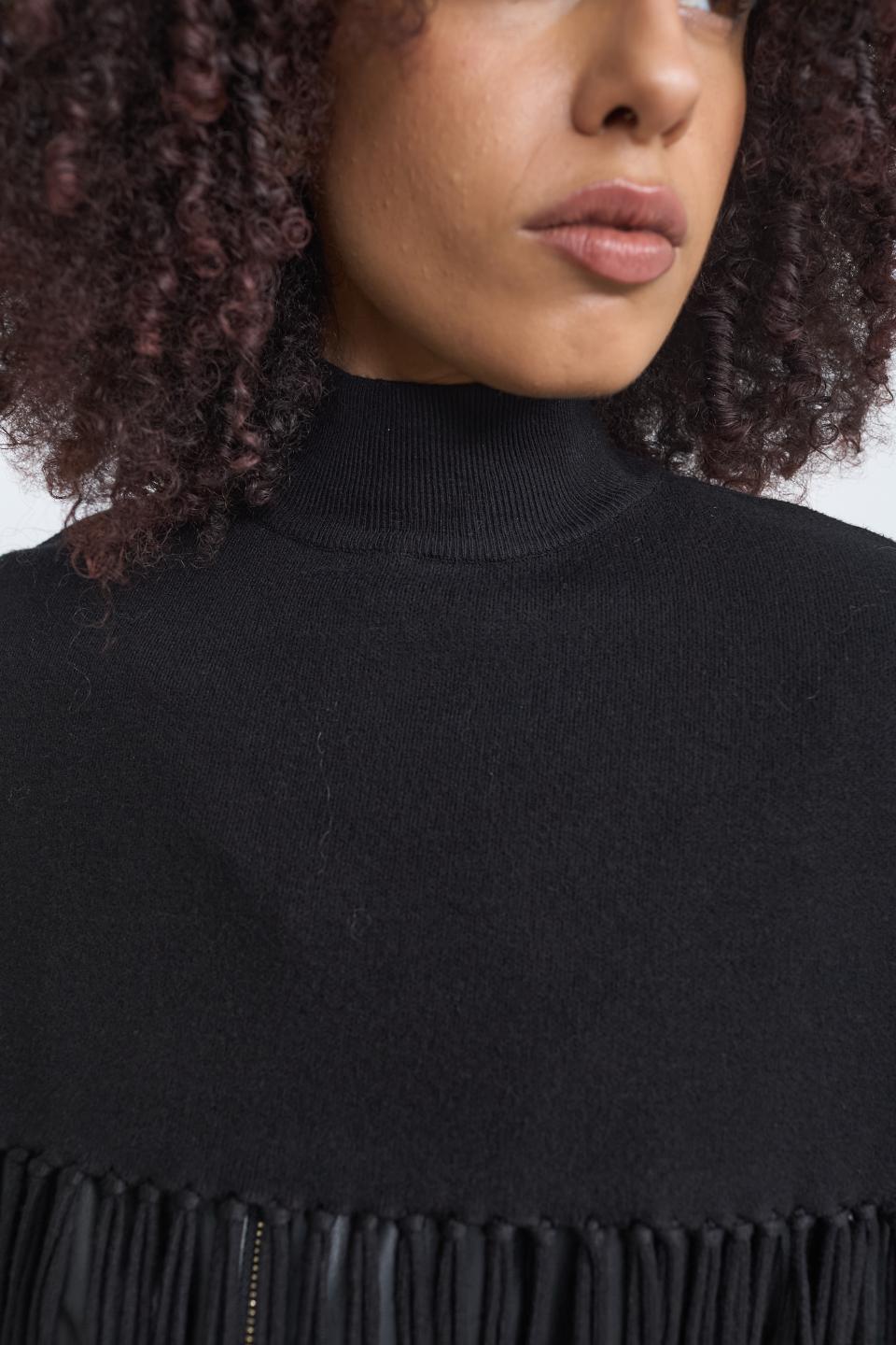 Mantella frange nero - Autunno - Inverno 2025 | Brend