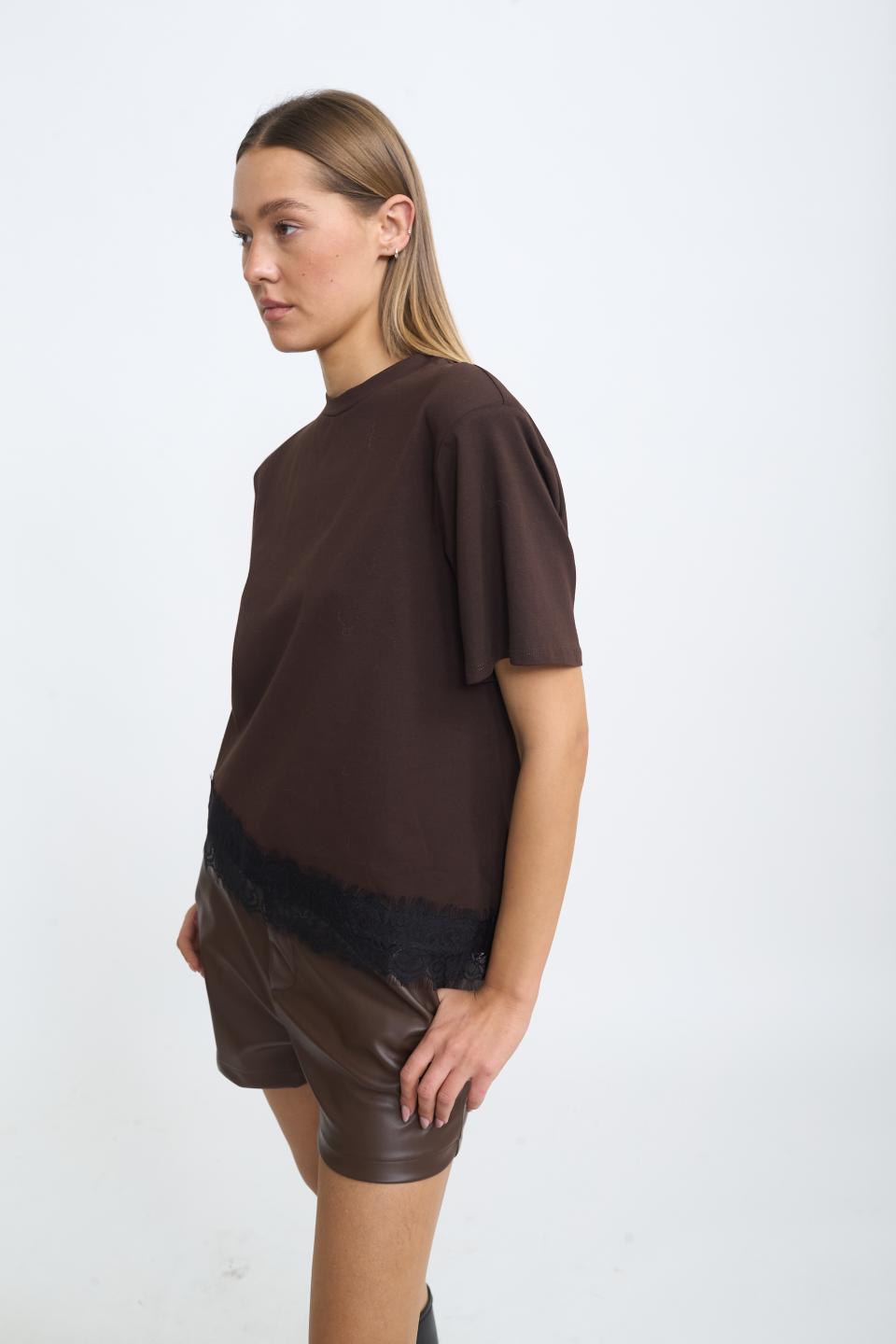 T-shirt asimmetrica pizzo moro - Autunno - Inverno 2025 | Brend