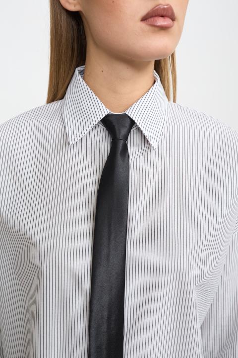 Camicia over cravatta rigato bianco - Autunno - Inverno 2025 | Brend