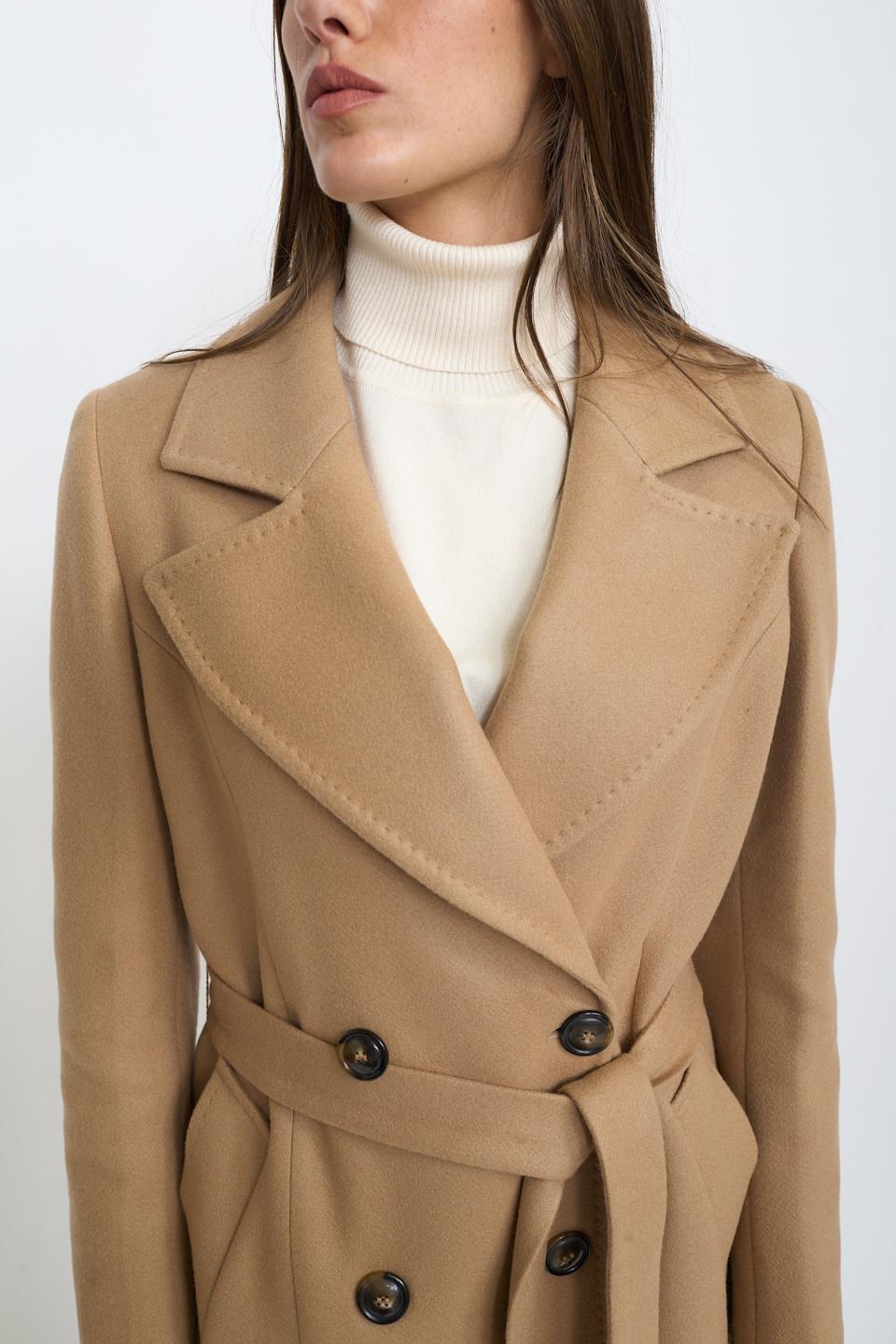 Cappotto doppio petto cinta cammello - Autunno - Inverno 2025 | Brend