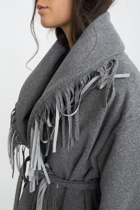 Cappotto frange con cinta grigio - Autunno - Inverno 2026 | Brend