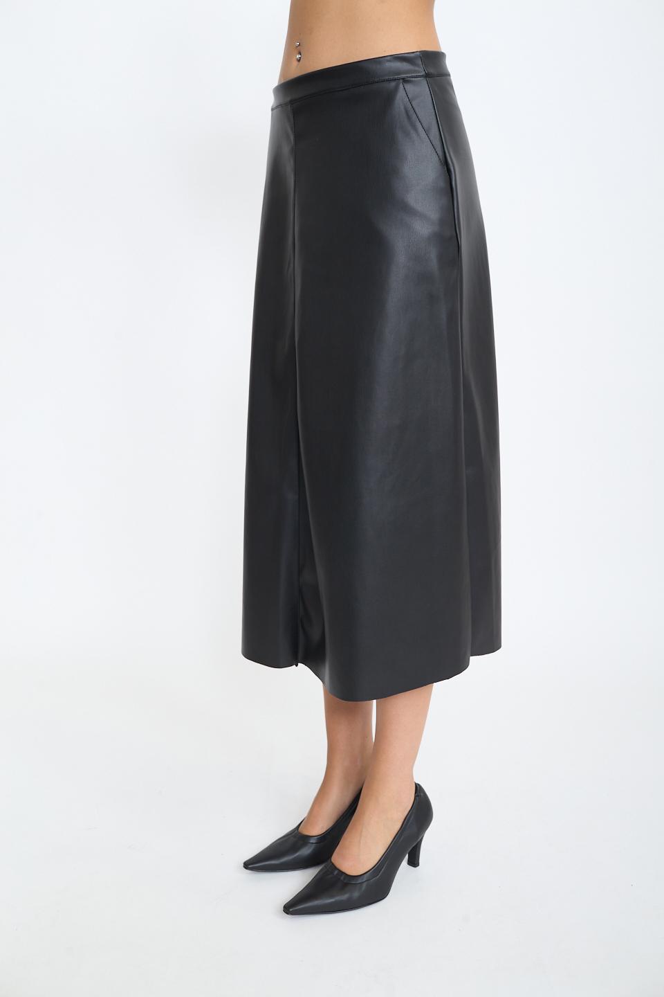 Gonna svasata effetto pelle nero - Autunno - Inverno 2025 | Brend