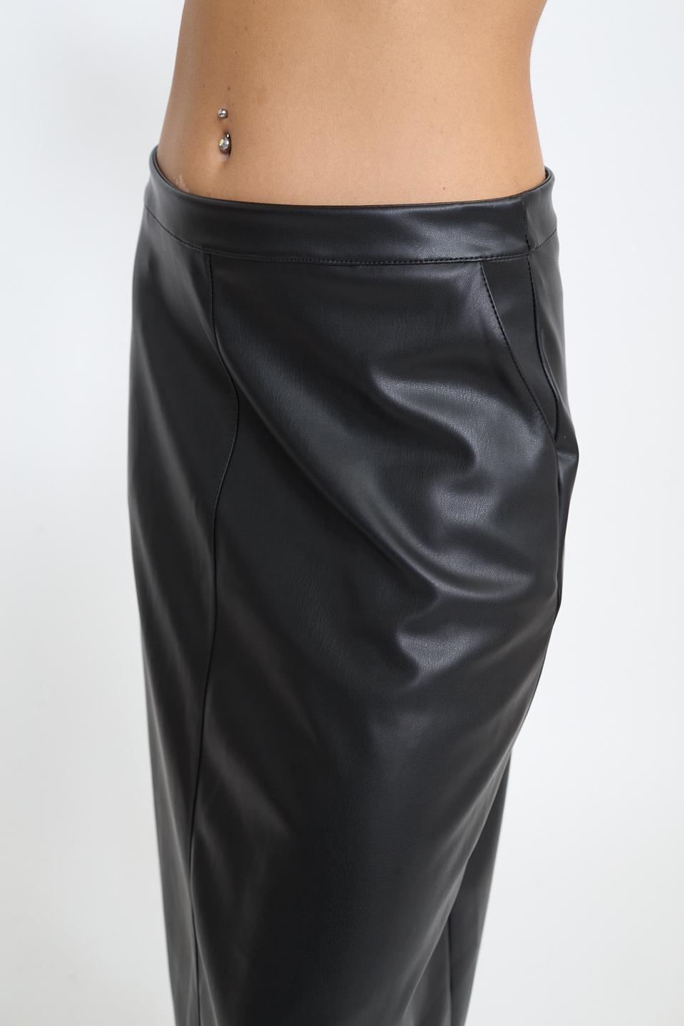 Gonna svasata effetto pelle nero - Autunno - Inverno 2025 | Brend