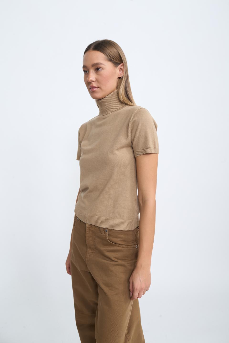 Maglia collo alto mezza manica mandorla - Autunno - Inverno 2025 | Brend
