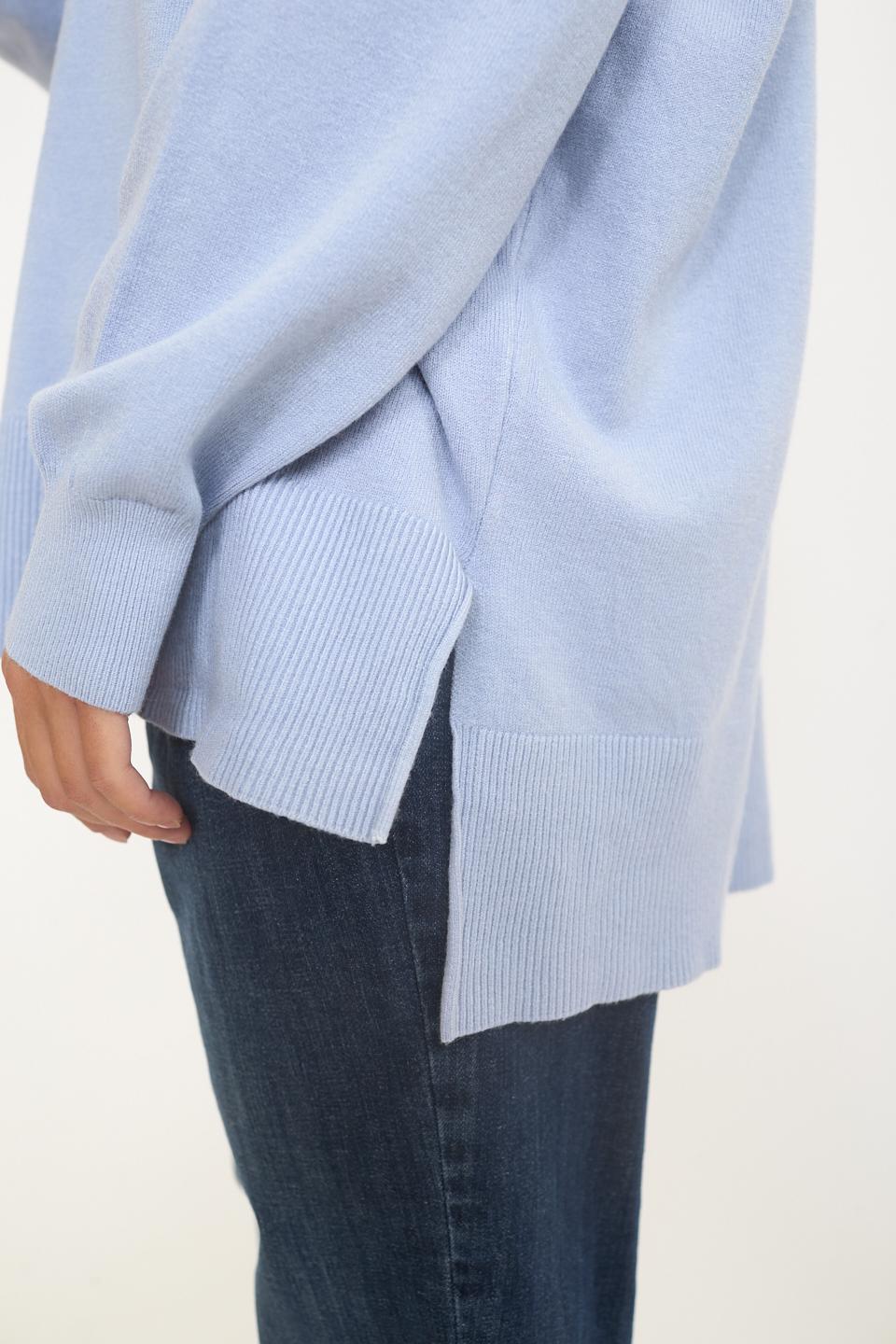 Maglia over scollo V spacchi celeste - Autunno - Inverno 2025 | Brend