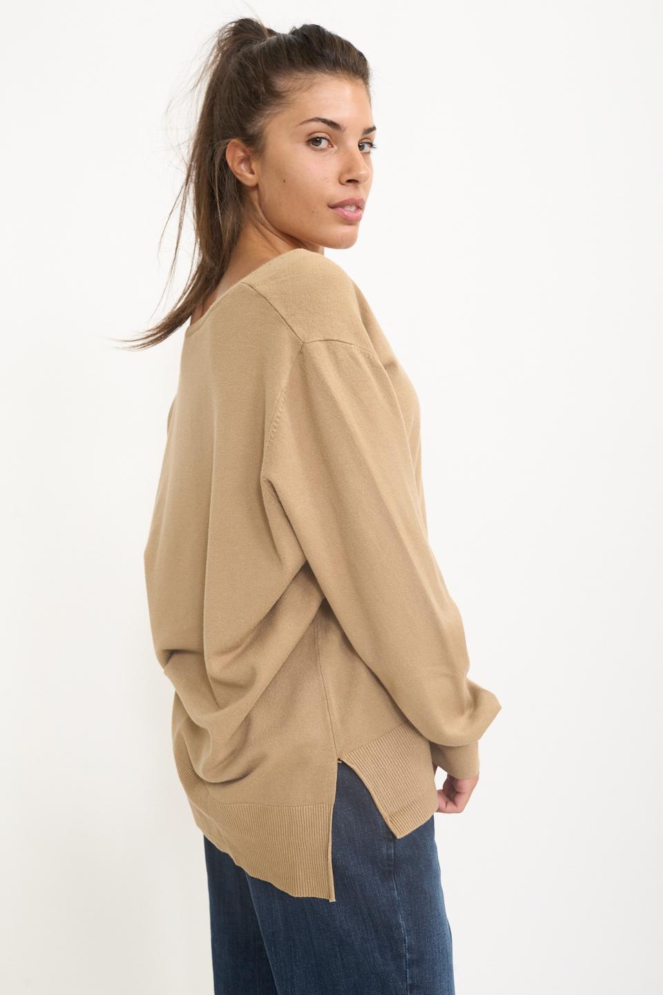 Maglia over scollo V spacchi mandorla - Autunno - Inverno 2025 | Brend