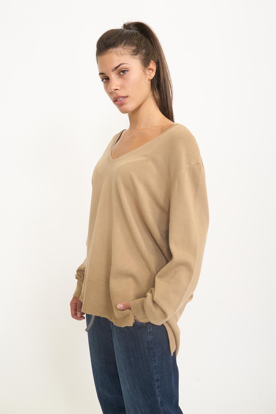 Maglia over scollo V spacchi mandorla - Autunno - Inverno 2025 | Brend