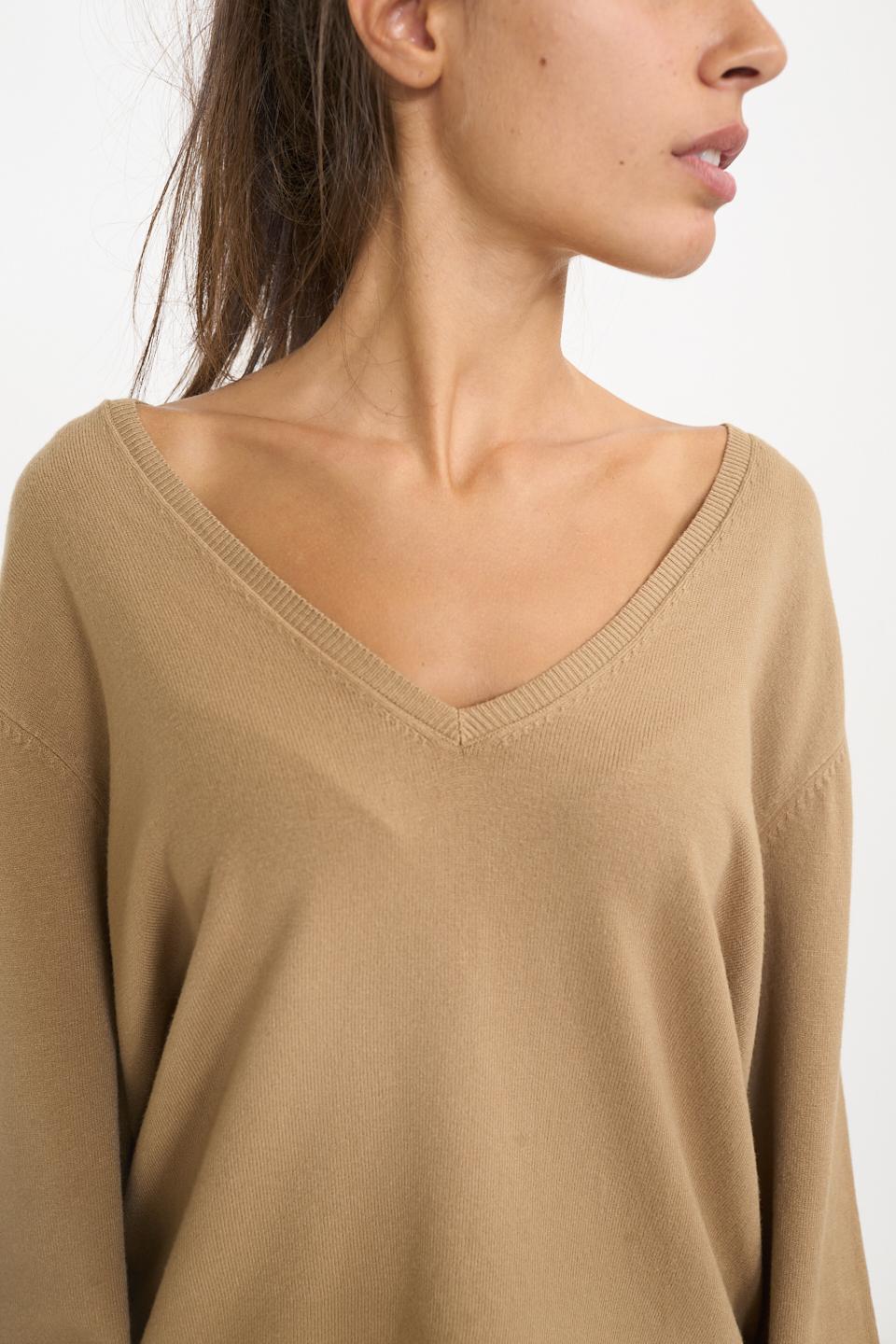 Maglia over scollo V spacchi mandorla - Autunno - Inverno 2025 | Brend