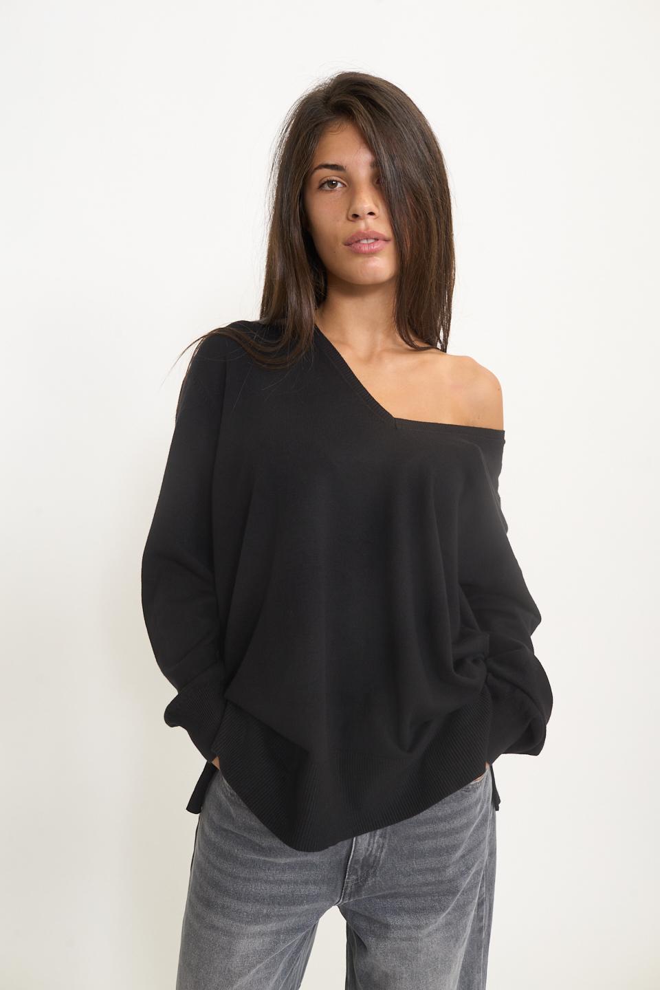 Maglia over scollo V spacchi nero - Autunno - Inverno 2025 | Brend