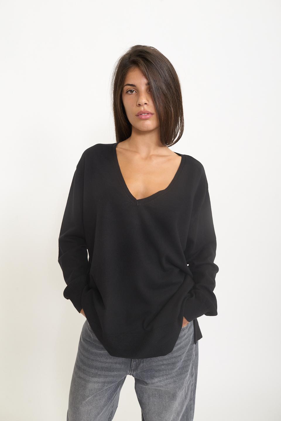 Maglia over scollo V spacchi nero - Autunno - Inverno 2025 | Brend