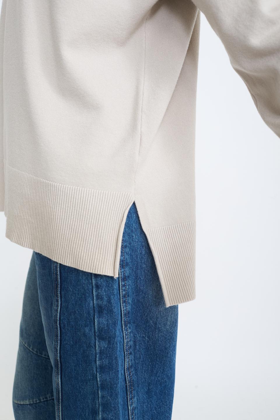 Maglia over scollo V spacchi tortora - Autunno - Inverno 2025 | Brend