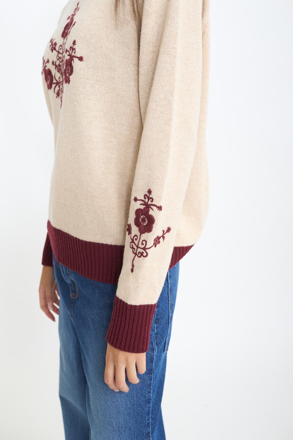 Maglia con ricami calce / ricamo burgundy - Autunno - Inverno 2025 | Brend