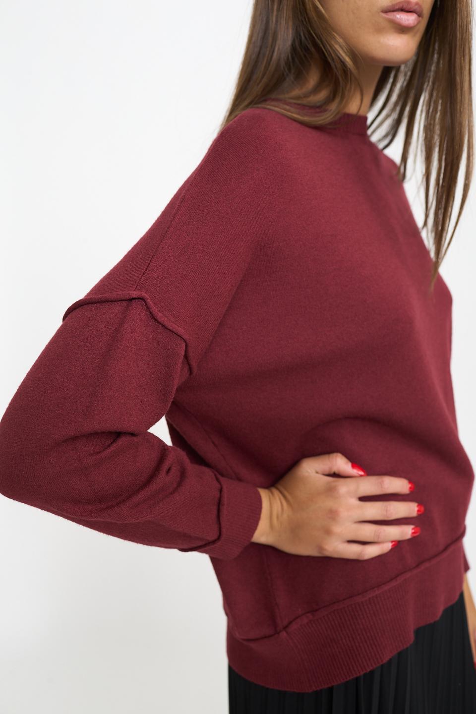 Maglia girocollo con rilievi burgundy - Autunno - Inverno 2026 | Brend
