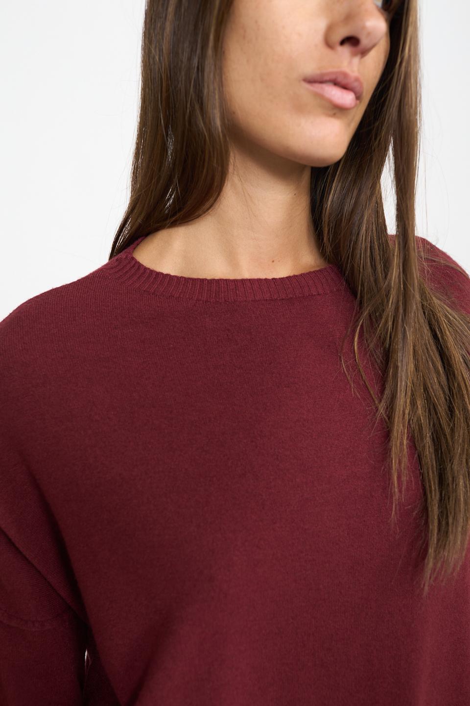 Maglia girocollo con rilievi burgundy - Autunno - Inverno 2026 | Brend