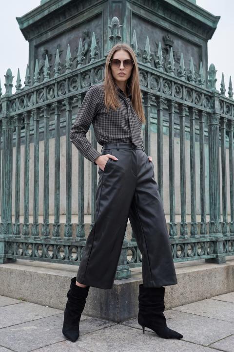 Bermuda effetto pelle elastico nero - Autunno - Inverno 2027 | Brend