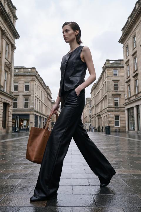 Pantalone palazzo effetto pelle nero - Autunno - Inverno 2027 | Brend
