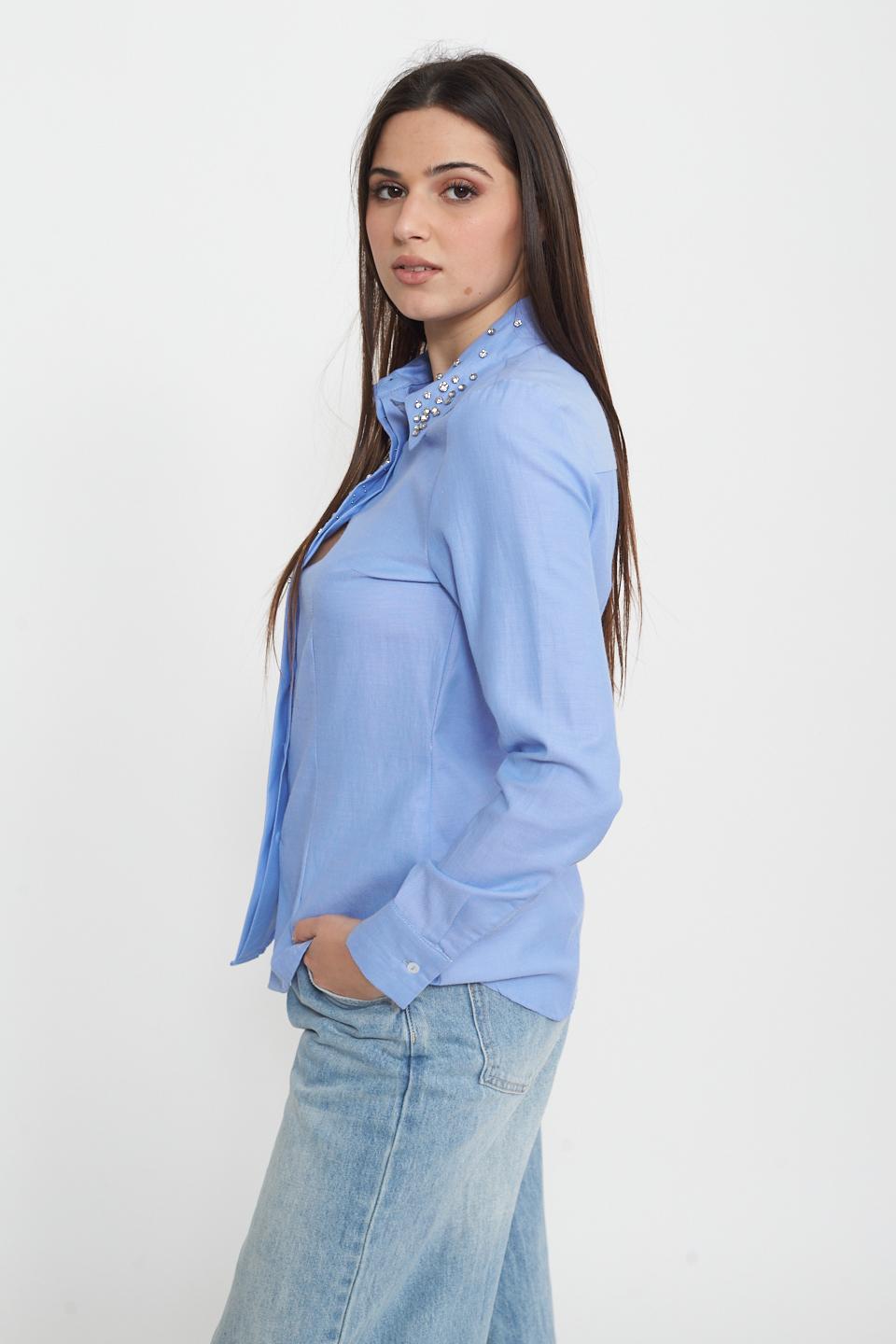 Camicia slim applicazioni collo celeste - Primavera Estate 2025 | Brend