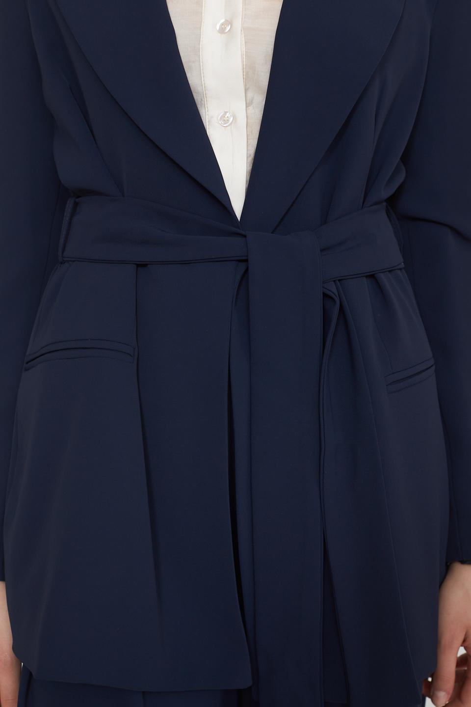 Giacca revers con fusciacca blu - Primavera Estate 2025 | Brend