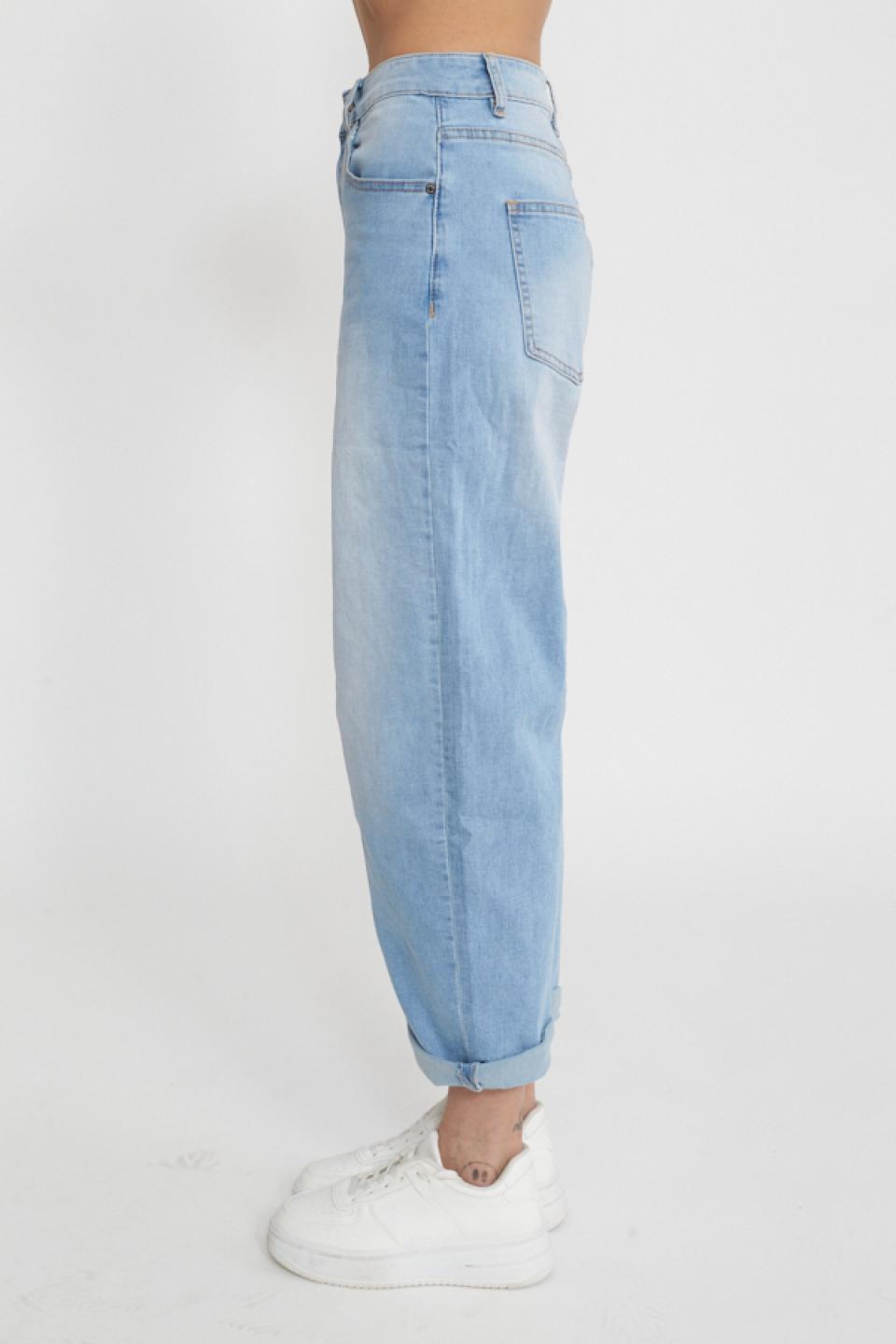 Jeans carrot  con cuciture denim chiaro - Primavera Estate 2025 | Brend