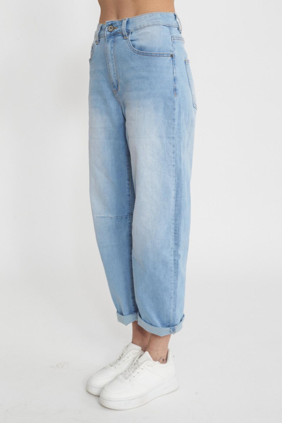 Jeans carrot  con cuciture denim chiaro - Primavera Estate 2025 | Brend