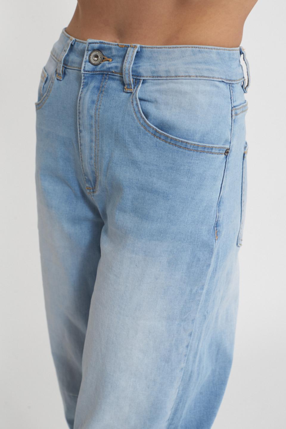 Jeans carrot  con cuciture denim chiaro - Primavera Estate 2025 | Brend