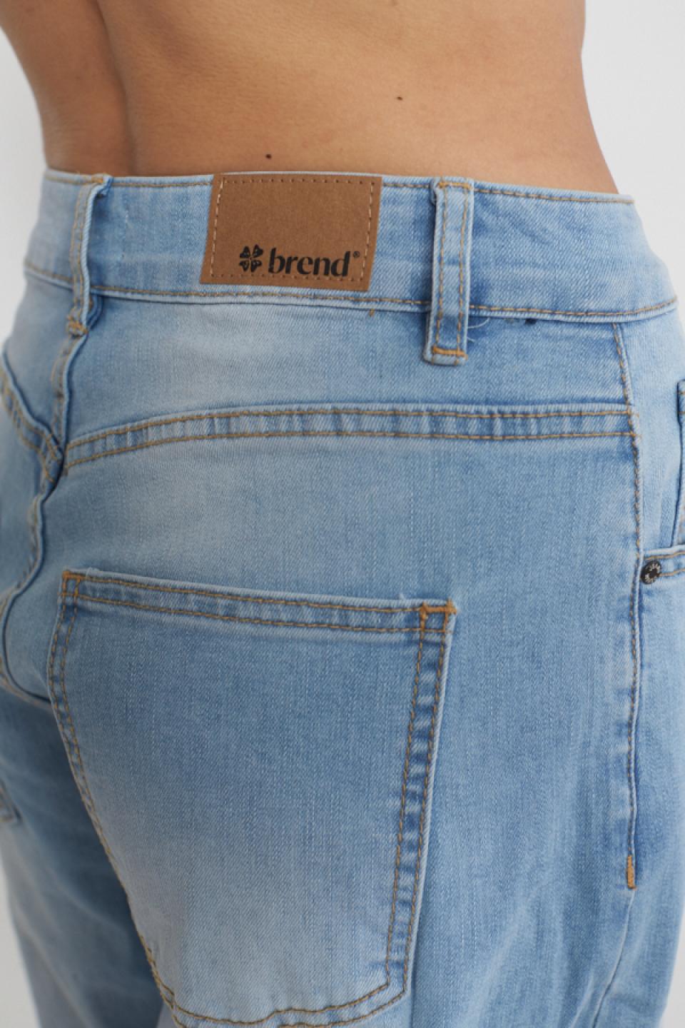Jeans carrot  con cuciture denim chiaro - Primavera Estate 2025 | Brend