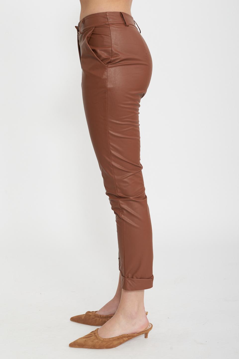 Pantalone risvolto effetto pelle tabacco - Primavera Estate 2025 | Brend