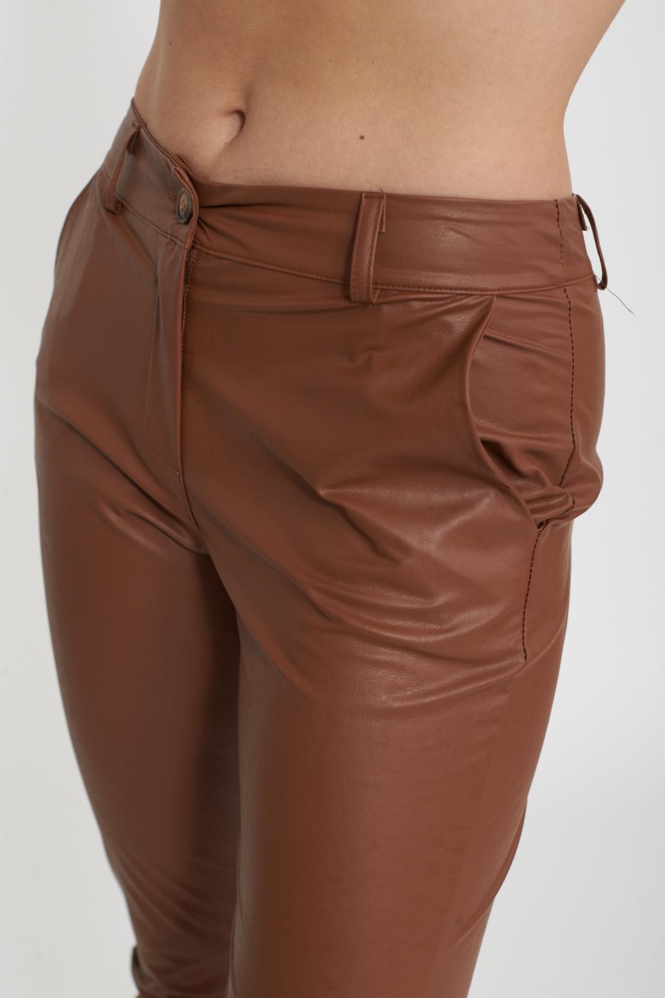 Pantalone risvolto effetto pelle tabacco - Primavera Estate 2025 | Brend