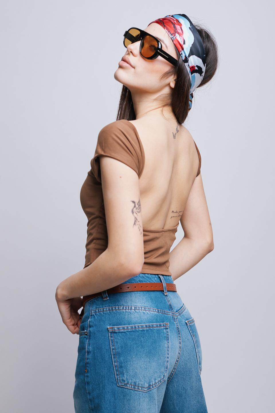 T-shirt schiena nuda tabacco - Primavera Estate 2025 | Brend