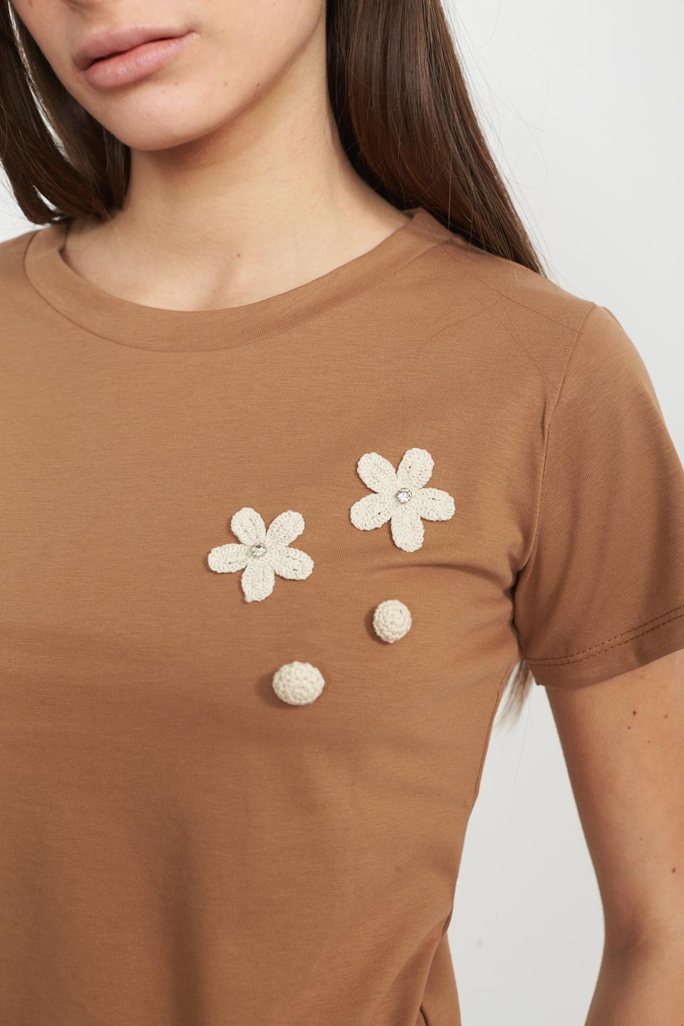 T-shirt applicazioni fiori cammello - Primavera Estate 2025 | Brend