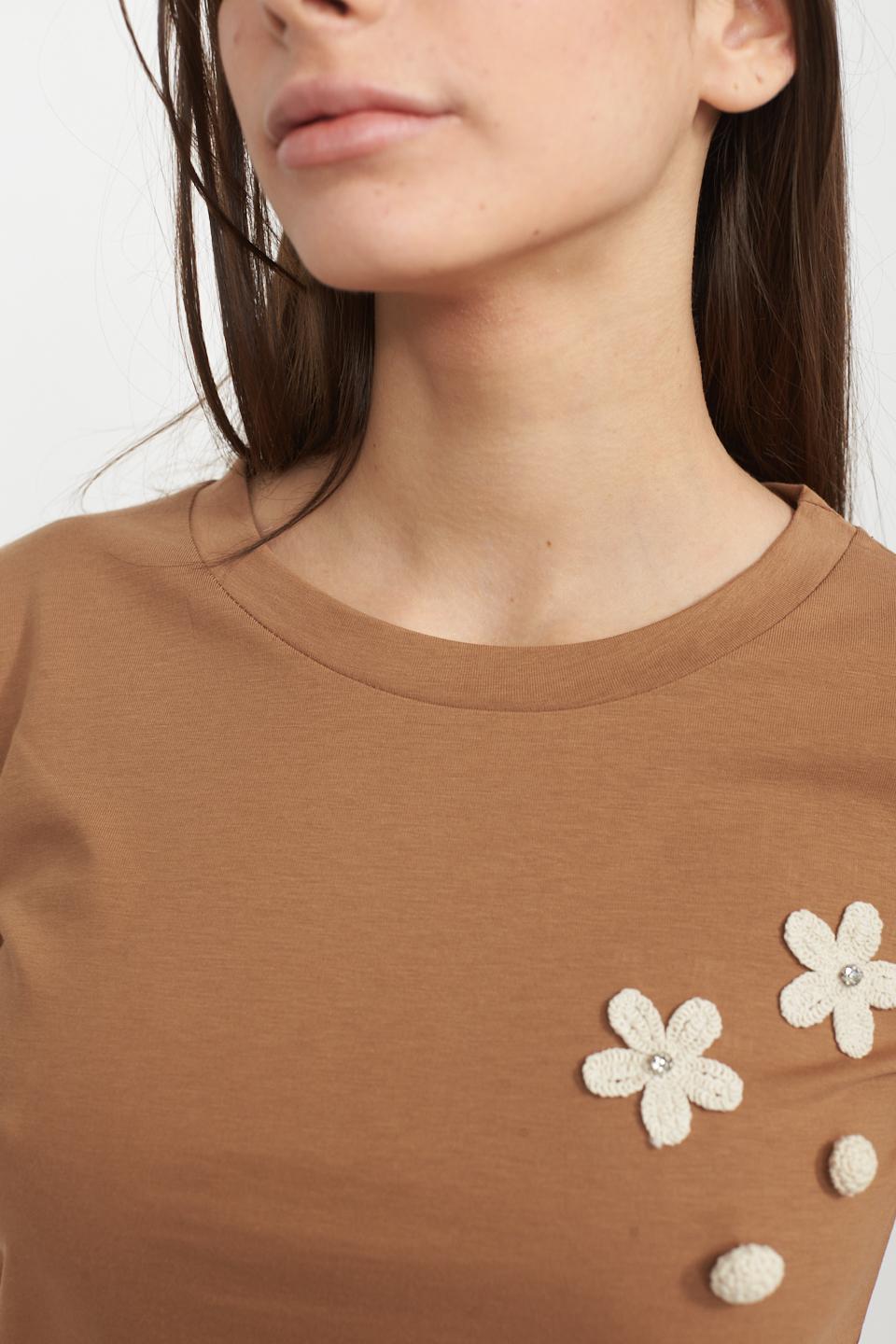 T-shirt applicazioni fiori cammello - Primavera Estate 2025 | Brend