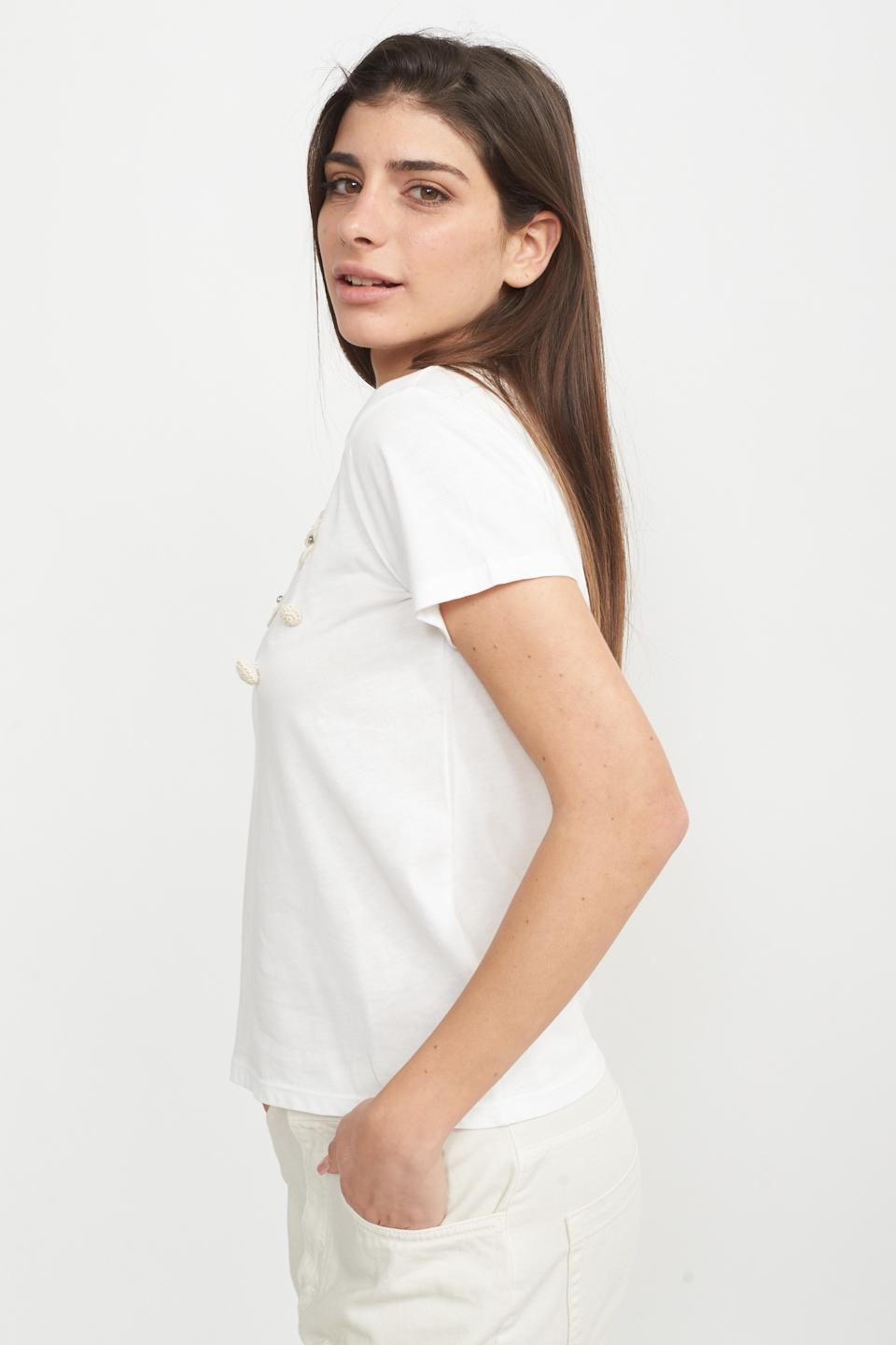 T-shirt applicazioni fiori panna - Primavera Estate 2025 | Brend