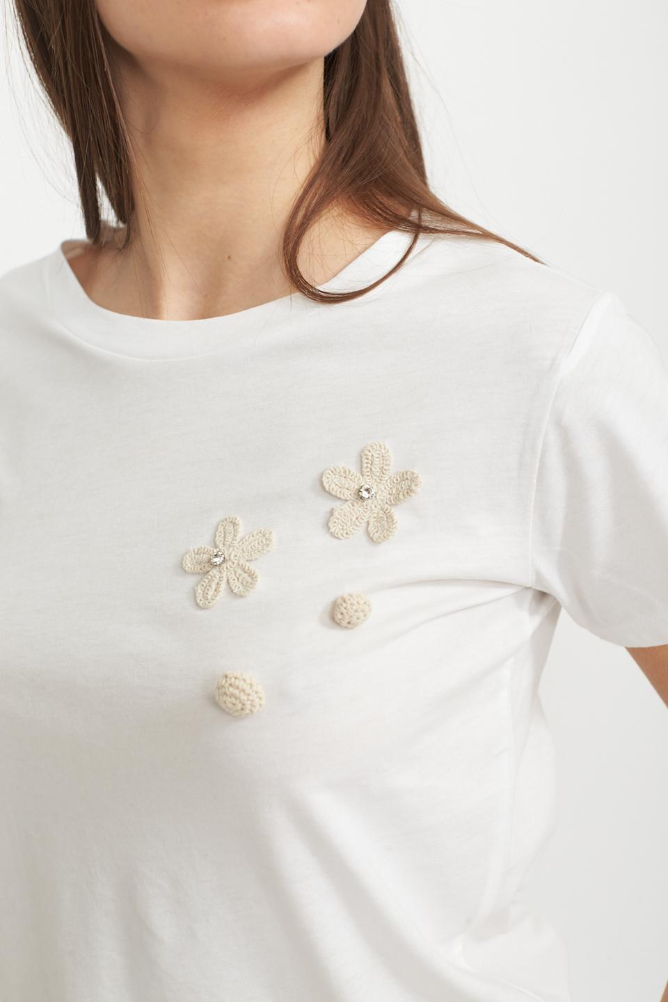 T-shirt applicazioni fiori panna - Primavera Estate 2025 | Brend