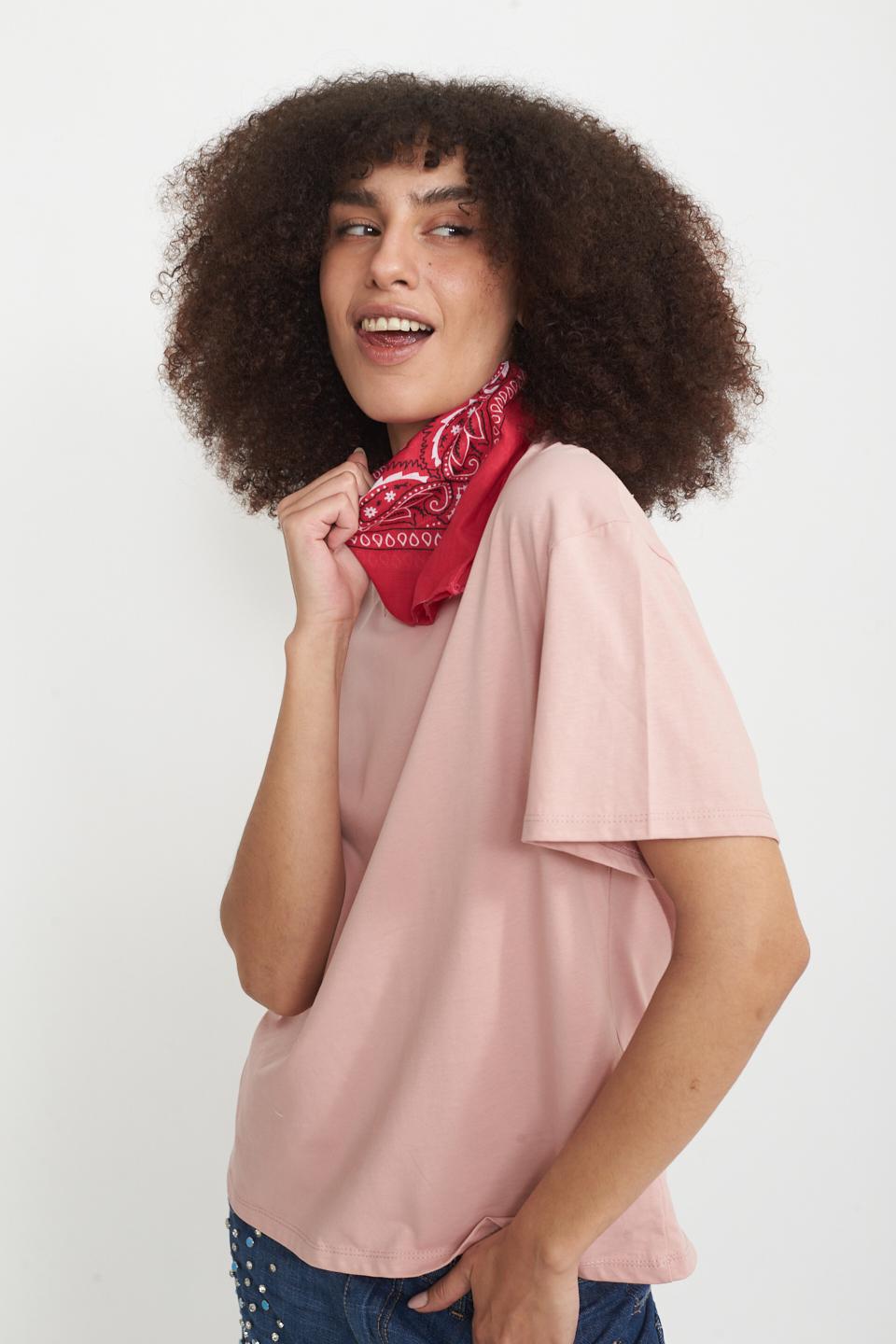 T-shirt over con bandana rosa - Primavera Estate 2025 | Brend