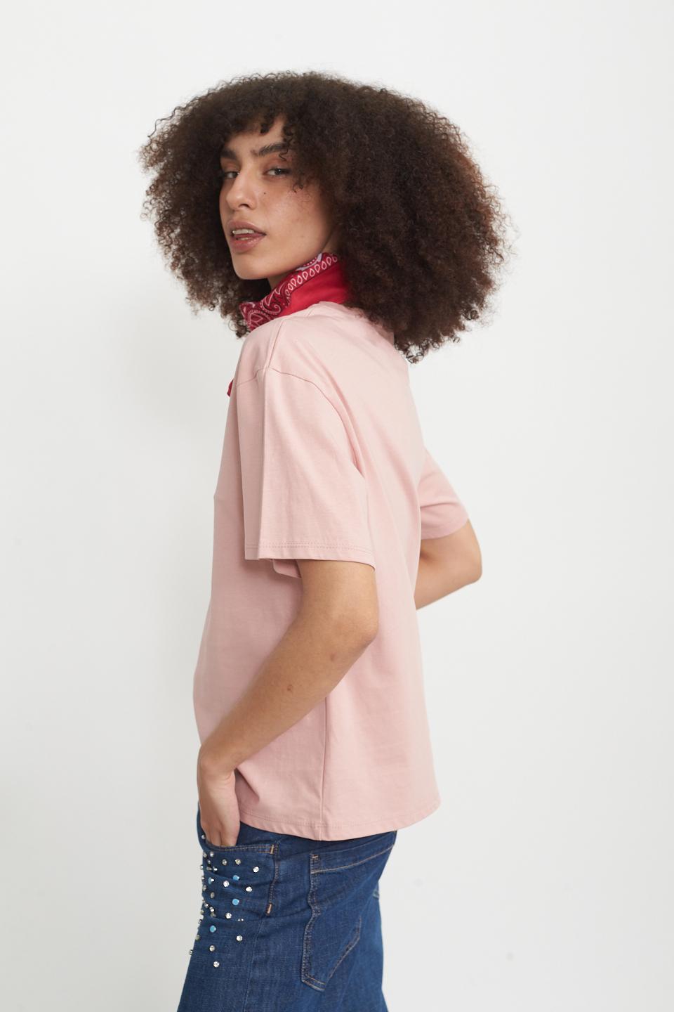 T-shirt over con bandana rosa - Primavera Estate 2025 | Brend