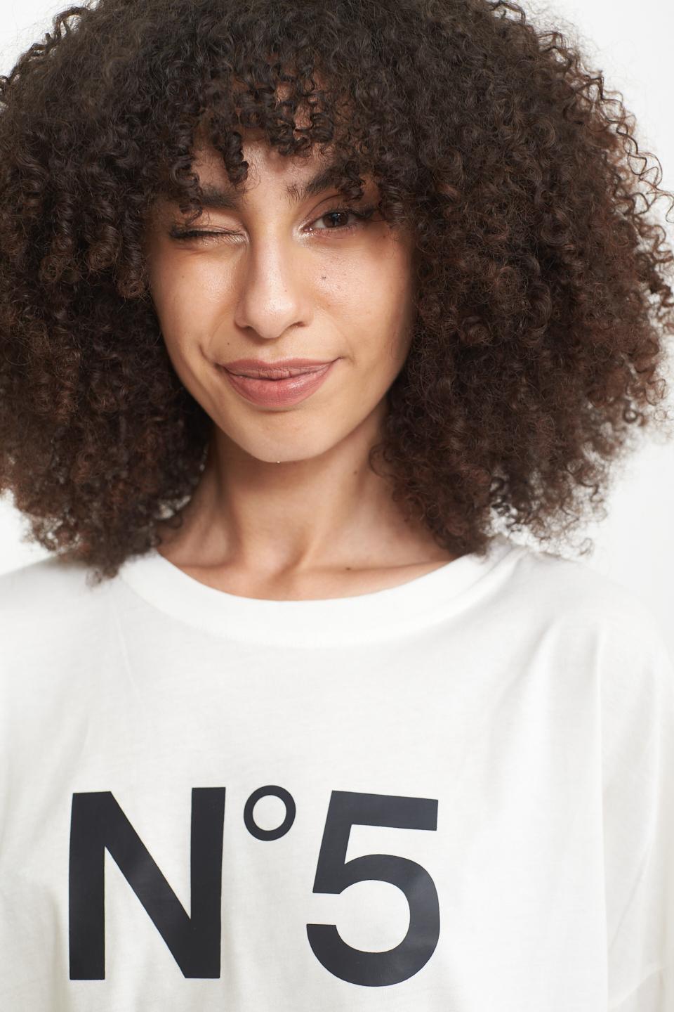 T-shirt over n.5 bianco/nero - Primavera Estate 2025 | Brend