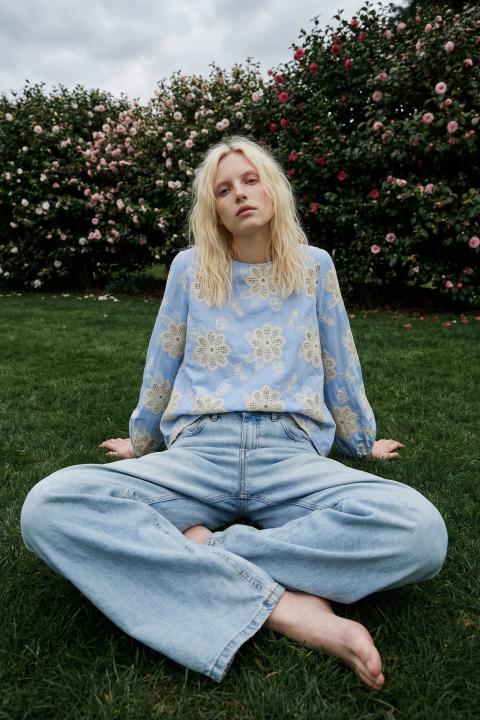 Blusa ricami e crochet celeste - Primavera Estate 2026 | Brend
