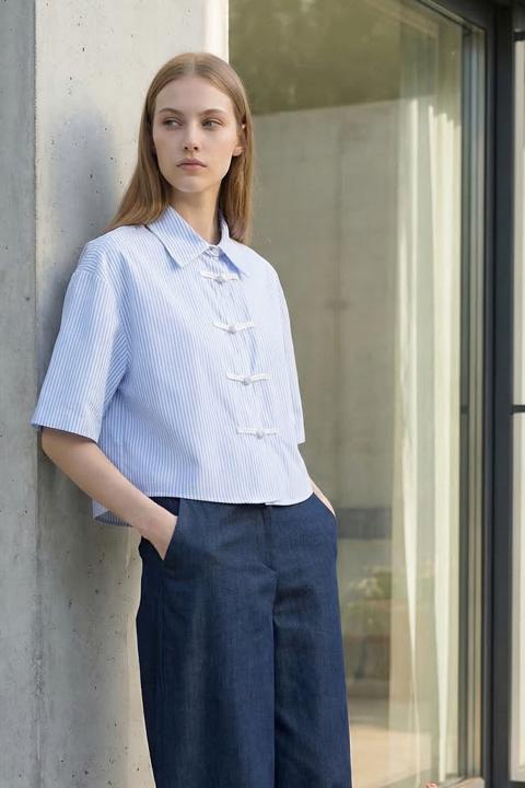 Camicia crop rigata alamari celeste/bianco - Primavera Estate 2026 | Brend