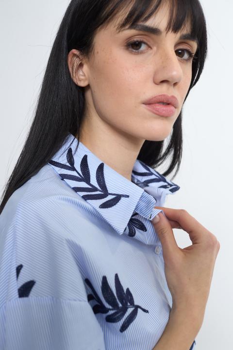 Camicia righe e ricami celeste - Primavera Estate 2026 | Brend