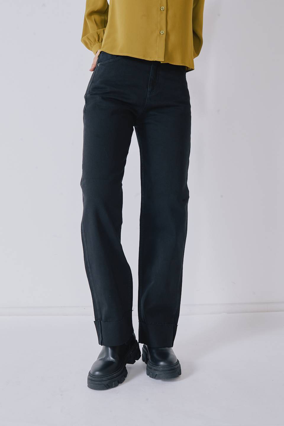 Jeans palazzo con ampio risvolto nero - Autunno - Inverno 2022 | Brend