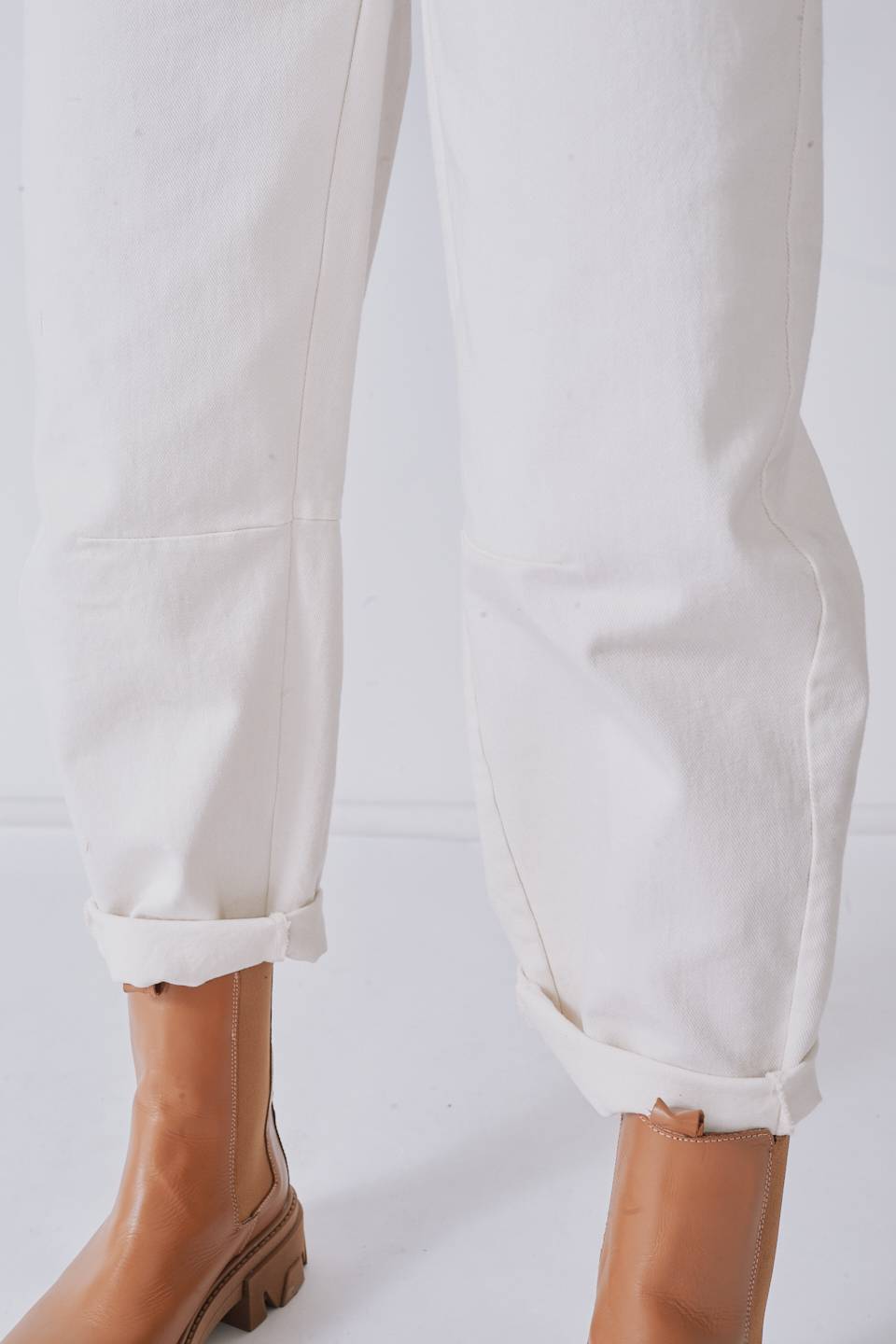 Jeans modello uovo con risvolto crema - Autunno - Inverno 2022 | Brend